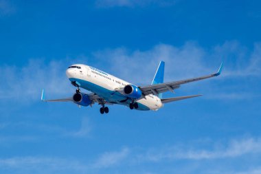Moskova, Rusya-14 Mart 2019: uçak Boeing 737-800 VQ-BTG Pobeda Airine, güneşli sabah mavi gökyüzü arka planda Moskova 'da Vnukovo havaalanında iniş için gidiyor