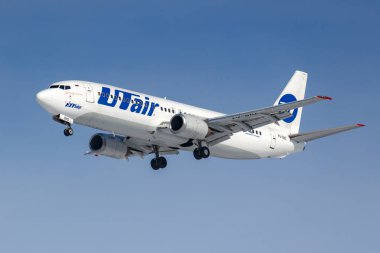 Moskova, Rusya-14 Mart, 2019: uçak Boeing 737-400 VQ-BHZ UTair Havacılık Moskova 'da Vnukovo Havaalanı 'nda güneşli sabah mavi bir gökyüzü arka planda iniş için gidiyor