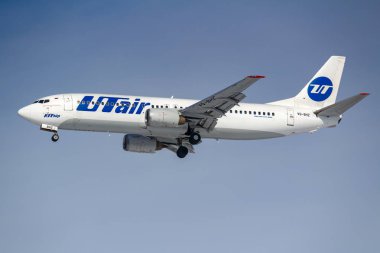 Moskova, Rusya-14 Mart, 2019: uçak Boeing 737-400 VQ-BHZ UTair Havacılık Moskova 'da Vnukovo Havaalanı 'nda güneşli sabah mavi bir gökyüzü arka planda iniş için gidiyor