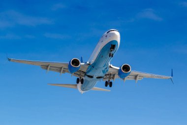 Moskova, Rusya-14 Mart 2019: uçak Boeing 737-800 Pobeda Airine VP-BQH Sunny gün mavi gökyüzü arka planda Moskova 'da Vnukovo Havaalanı iniş için gidiyor