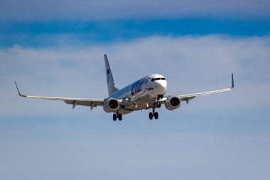 Moskova, Rusya-14 Mart, 2019: uçak Boeing 737-800 VQ-BJF UTair Aviation Sunny gün mavi gökyüzü arka planda Moskova 'da Vnukovo Havaalanı iniş için gidiyor