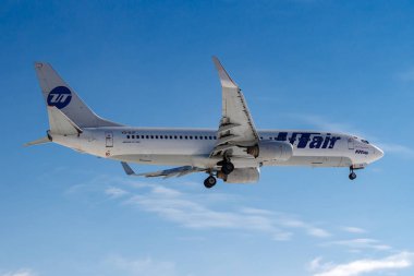 Moskova, Rusya-14 Mart, 2019: uçak Boeing 737-800 VQ-BJF UTair Aviation Sunny gün mavi gökyüzü arka planda Moskova 'da Vnukovo Havaalanı iniş için gidiyor