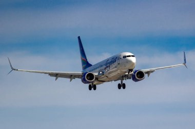 Moskova, Rusya-14 Mart, 2019: uçak Boeing 737-800 VQ-biz Yakutia havayolları 'nın Moskova 'da Vnukovo Havaalanı 'nda güneşli bir gün mavi gökyüzü arka planda iniş için gidiyor