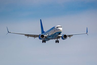 Moskova, Rusya-14 Mart 2019: uçak Boeing 737-8AL (WL) Pobeda Airine VP-BPX güneşli bir gün mavi gökyüzü arka planda Moskova 'da Vnukovo havaalanında iniş için gidiyor