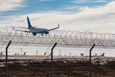 Moskova, Rusya-14 Mart 2019: uçak Boeing 737-8AL (WL) Pobeda Airine VP-BPX güneşli bir gün mavi gökyüzü arka planda Moskova 'da Vnukovo havaalanında iniş için gidiyor