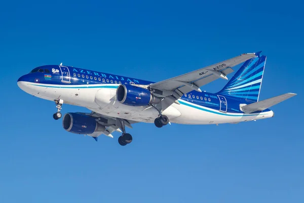 Moscú, Rusia - 14 de marzo de 2019: Airbus A319-100 4K-AZ05 de AZAL Azerbaijan Airlines aterrizando en el aeropuerto de Vnukovo en Moscú sobre un fondo de cielo azul en la mañana soleada — Foto de Stock