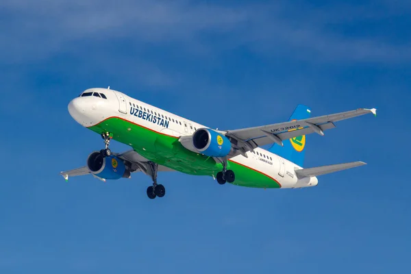 Moskova, Rusya-14 Mart, 2019: Aircraft Airbus A320-200 Uk32012 Özbekistan Airways güneşli sabah mavi gökyüzü arka planda Moskova 'da Vnukovo Havaalanı iniş için gidiyor