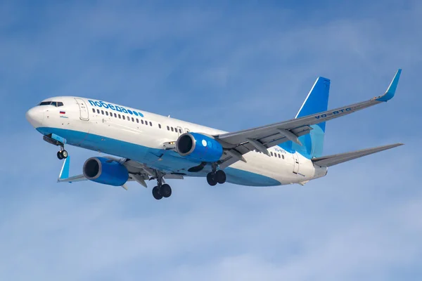 Moscú, Rusia - 14 de marzo de 2019: Avión Boeing 737-800 VQ-BTG de Pobeda Airine que aterriza en el aeropuerto de Vnukovo en Moscú sobre un fondo de cielo azul en la mañana soleada — Foto de Stock