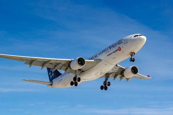 Moscú, Rusia - 14 de marzo de 2019: Airbus A330-200 TC-LNB de Turkish Airlines aterrizará en el aeropuerto de Vnukovo en Moscú sobre un fondo de cielo azul en un día soleado — Foto de Stock