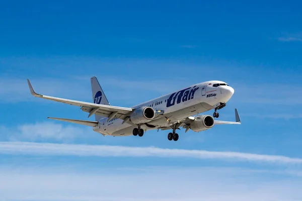 Moscú, Rusia - 14 de marzo de 2019: Avión Boeing 737-800 VQ-BJF de UTair Aviation aterrizando en el aeropuerto de Vnukovo en Moscú sobre un fondo de cielo azul en un día soleado — Foto de Stock