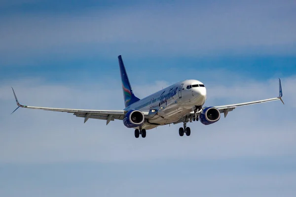 Москва, Росія-14 березня, 2019: літак Boeing 737-800 VQ-Biz Якутії Авіакомпанія збирається на посадку в аеропорту Внуково в Москві на блакитному небі фон в сонячний день — стокове фото