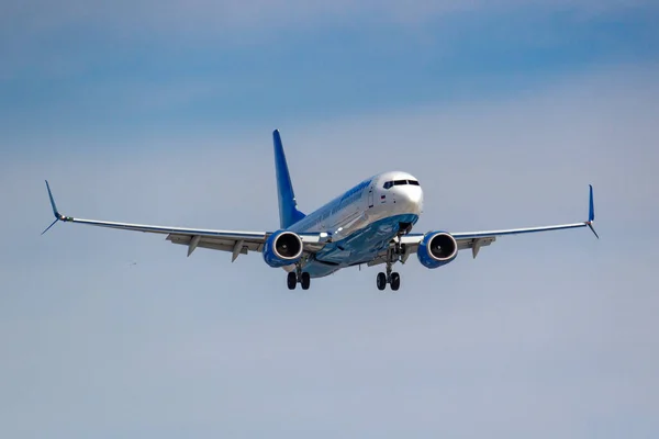 Moscú, Rusia - 14 de marzo de 2019: Avión Boeing 737-8AL (WL) VP-BPX de Pobeda Airine aterrizando en el aeropuerto de Vnukovo en Moscú sobre un fondo de cielo azul en un día soleado — Foto de Stock