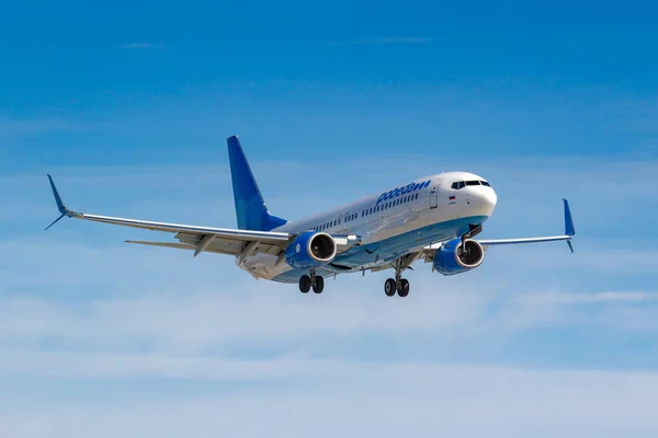 Moscú, Rusia - 14 de marzo de 2019: Avión Boeing 737-8AL (WL) VP-BPX de Pobeda Airine aterrizando en el aeropuerto de Vnukovo en Moscú sobre un fondo de cielo azul en un día soleado — Foto de Stock