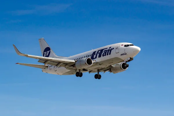 Moscú, Rusia - 14 de marzo de 2019: Avión Boeing 737-524 (WL) VP-BFS de UTair Aviation aterriza en el aeropuerto de Vnukovo en Moscú sobre un fondo azul en un día soleado — Foto de Stock