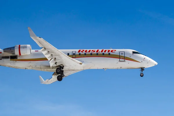 Moscú, Rusia - 14 de marzo de 2019: Avión Bombardier CRJ-100ER (CL-600-2B19) VP-BNM de Rusline Airine que aterriza en el aeropuerto de Vnukovo en Moscú sobre un fondo de cielo azul en un día soleado — Foto de Stock