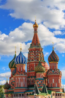 Moskova, Rusya-30 Eylül 2018: beyaz bulutlar ile mavi gökyüzü bir arka planda St Basil Katedrali kubbeler