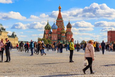 Moskova, Rusya - 30 Eylül 2018: Turist St Basil Katedrali Moskova'da bir arka planda güneşli gün, Grup