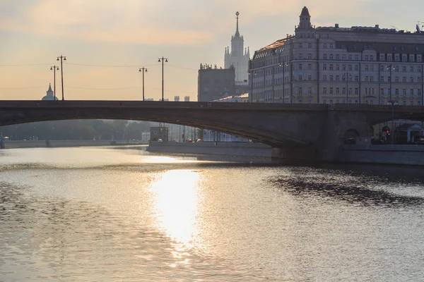 Вид на Москву на фоне моста и набережной с историческими зданиями на закате солнца — стоковое фото