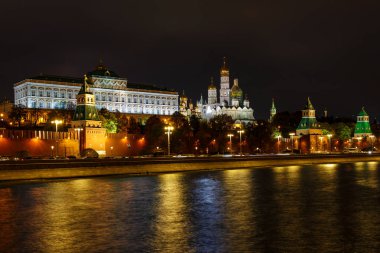 Duvar ve Moskova Kremlin Kulesi bir arka planda Grand Kremlin Sarayı ve Katedraller gece aydınlatma ile