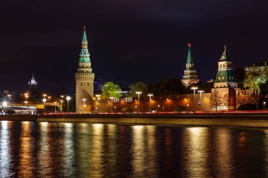 Moskva nehrinin su yüzeyinde gece aydınlatmasının parlayan yansıması ile Moskova Kremlin kuleleri