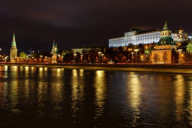 Moskva nehrin bir arka planda aydınlatma ile Moskova Kremlin gece manzara