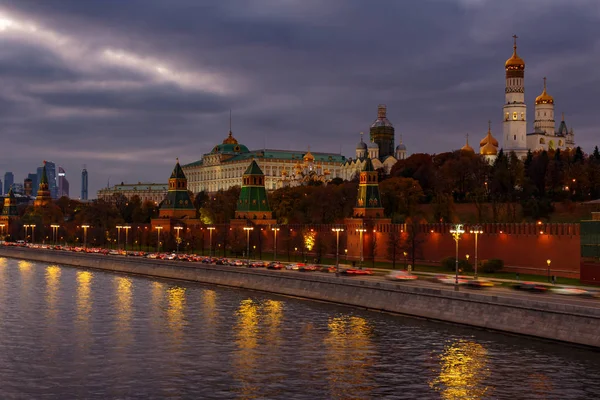 Московский Кремль вечером на фоне драматического облачного неба. Пейзаж исторического центра Москвы — стоковое фото