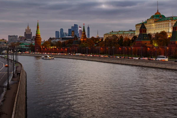 Москва-река под Московским Кремлем на фоне драматического облачного неба вечером — стоковое фото