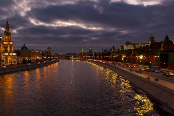 Vista do Kremlin de Moscou e aterros do rio Moskva à noite contra o céu nublado — Fotografia de Stock