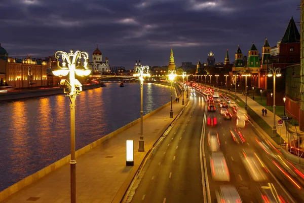 Tráfego de carro no aterro de Kremlevskaya à noite. Paisagem urbana — Fotografia de Stock