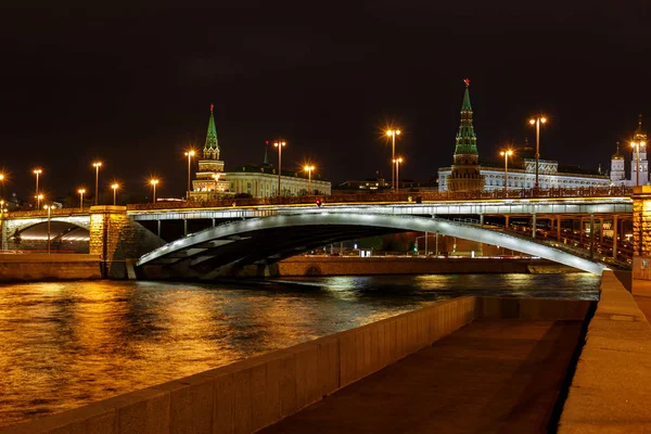 Большой Каменный мост с освещением через Москву ночью. Вид с Софийской набережной — стоковое фото