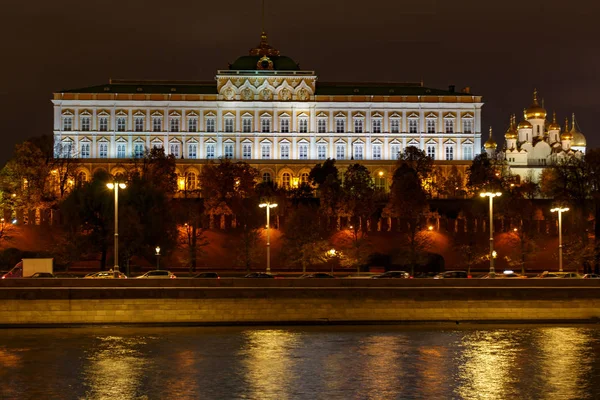 Большой Кремлевский дворец и Благовещенский собор на фоне набережной Москвы с ночным освещением — стоковое фото