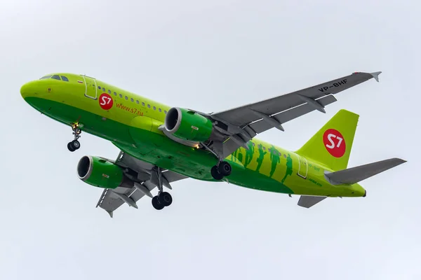 Moscow, Russia - March 17, 2019: Aircraft Airbus A319-114 VP-BHF of S7 - Siberia Airlines going to landing at Domodedovo international airport in Moscow against gray sky on a cloudy day — Stock Photo, Image