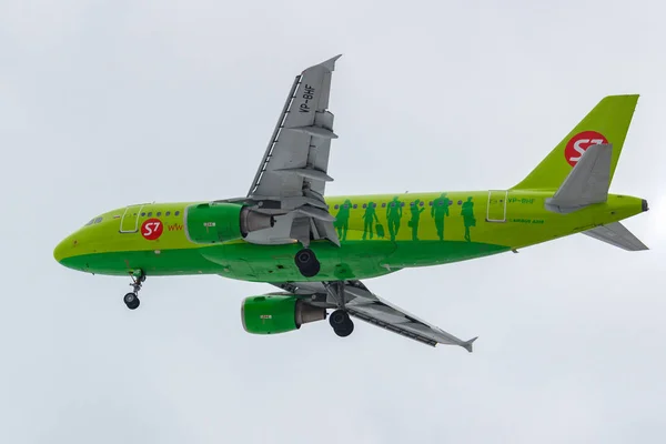 Moscow, Russia - March 17, 2019: Aircraft Airbus A319-114 VP-BHF of S7 - Siberia Airlines going to landing at Domodedovo international airport in Moscow against gray sky on a cloudy day — Stock Photo, Image