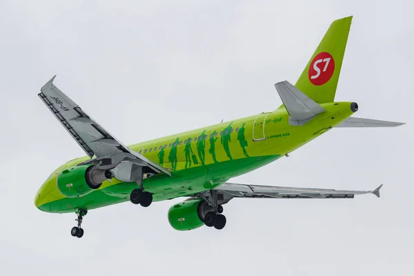 Moscow, Russia - March 17, 2019: Aircraft Airbus A319-114 VP-BHF of S7 - Siberia Airlines going to landing at Domodedovo international airport in Moscow against gray sky on a cloudy day — Stock Photo, Image