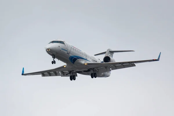 Moscú, Rusia - 17 de marzo de 2019: Avión Bombardier CRJ-200LR (CL-600-2B19) VQ-BPB de Yamal Airlines que aterriza en el aeropuerto internacional de Domodedovo en Moscú contra el cielo gris en un día nublado — Foto de Stock