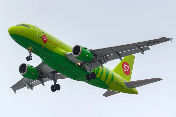 Moscow, Russia - March 17, 2019: Aircraft Airbus A319-114 VP-BHI of S7 - Siberia Airlines going to landing at Domodedovo international airport in Moscow against gray sky — Stock Photo, Image