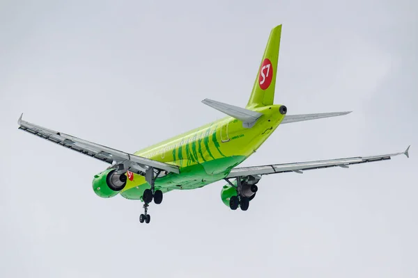 Moscow, Russia - March 17, 2019: Aircraft Airbus A319-114 VP-BHI of S7 - Siberia Airlines going to landing at Domodedovo international airport in Moscow against gray sky — Stock Photo, Image