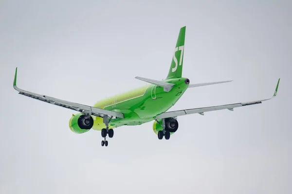 Moscow, Russia - March 17, 2019: Aircraft Airbus A320-271N VQ-BCF of S7 - Siberia Airlines going to landing at Domodedovo international airport in Moscow against gray sky on a cloudy day — Stock Photo, Image