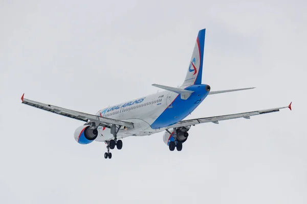 Μόσχα, Ρωσία - 17 Μαρτίου, 2019: Αεροσκάφος Airbus A320-214 Vp-Bqw από Ural Airlines πρόκειται να προσγείωση στο διεθνές αεροδρόμιο Domodedovo της Μόσχας εναντίον γκρίζος ουρανός σε μια συννεφιασμένη μέρα — Φωτογραφία Αρχείου