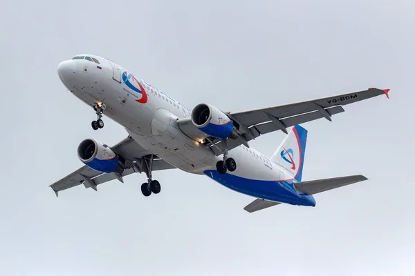 Moscow, Russia - March 17, 2019: Aircraft Airbus A320-214 VQ-BDM of Ural Airlines going to landing at Domodedovo international airport in Moscow against gray sky on a cloudy day — Stock Photo, Image