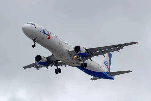 Moscow, Russia - March 17, 2019: Aircraft Airbus A321-211 VQ-BKG of Ural Airlines going to landing at Domodedovo international airport in Moscow against gray sky on a cloudy day — Stock Photo, Image