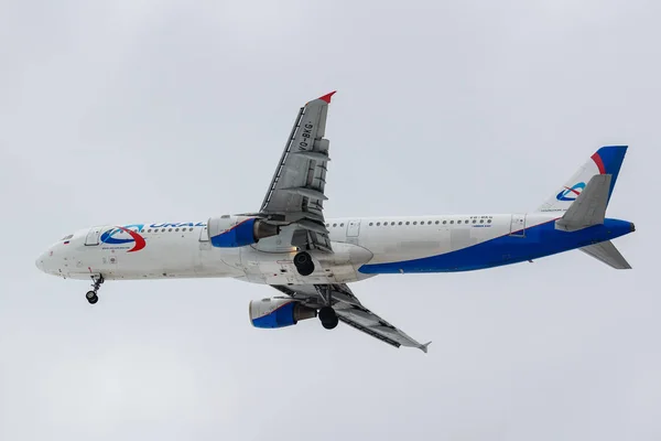 Moscow, Russia - March 17, 2019: Aircraft Airbus A321-211 VQ-BKG of Ural Airlines going to landing at Domodedovo international airport in Moscow against gray sky on a cloudy day — Stock Photo, Image