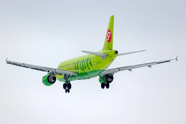 Moscow, Russia - March 17, 2019: Aircraft Airbus A319-114 VP-BHK of S7 - Siberia Airlines going to landing at Domodedovo international airport in Moscow against gray sky on a cloudy day — Stock Photo, Image