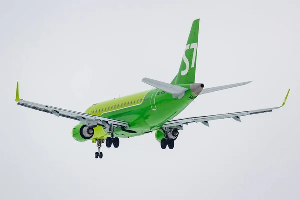 Moscow, Russia - March 17, 2019: Aircraft Embraer ERJ-170SU (ERJ-170-100 SU) VQ-BYM of S7 - Siberia Airlines going to landing at Domodedovo international airport in Moscow against gray sky — Stock Photo, Image