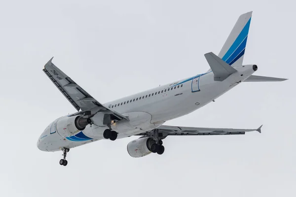 Moscú, Rusia - 17 de marzo de 2019: Avión Airbus A320-214 VP-BHZ de Yamal Airlines que aterriza en el aeropuerto internacional de Domodedovo en Moscú contra el cielo gris en un día nublado — Foto de Stock