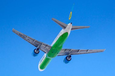 Moskova, Rusya-20 Mart 2019: Özbekistan Airways uçak Boeing 757-231 Uk75704 güneşli sabah mavi gökyüzü arka planda Moskova 'da Vnukovo havaalanında kapalı alır