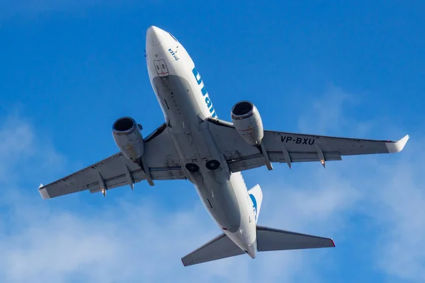 Moscú, Rusia - 20 de marzo de 2019: Avión Boeing 737-524 (WL) VP-BXU de UTair Aviation despega en el aeropuerto de Vnukovo en Moscú sobre un fondo de cielo azul en la soleada mañana — Foto de Stock