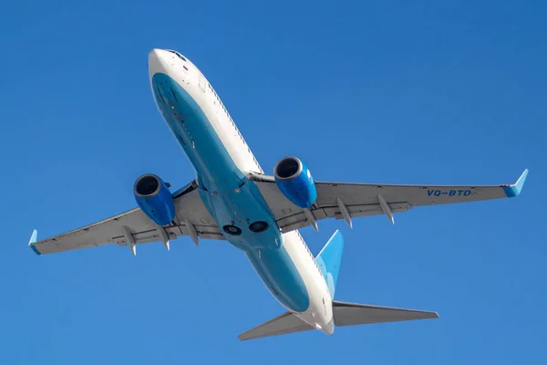 Moscú, Rusia - 20 de marzo de 2019: Avión Boeing 737-8MA (WL) VQ-BTD de la aerolínea Pobeda despega en el aeropuerto de Vnukovo en Moscú sobre un fondo de cielo azul en la mañana soleada — Foto de Stock