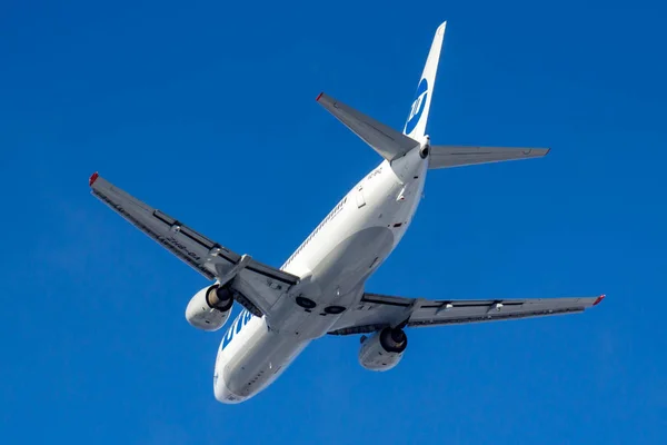 Moscú, Rusia - 20 de marzo de 2019: Avión Boeing 737-46M VQ-BHZ de UTair Aviation despega en el aeropuerto de Vnukovo en Moscú sobre un fondo de cielo azul en la mañana soleada — Foto de Stock