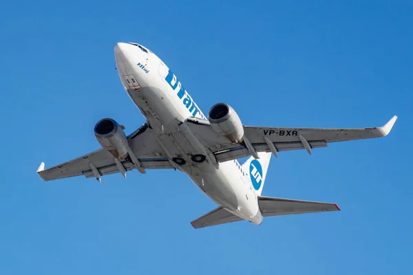 Moscú, Rusia - 20 de marzo de 2019: Avión Boeing 737-524 (WL) VP-BXR de UTair Aviation despega en el aeropuerto de Vnukovo en Moscú sobre un fondo de cielo azul en la soleada mañana — Foto de Stock